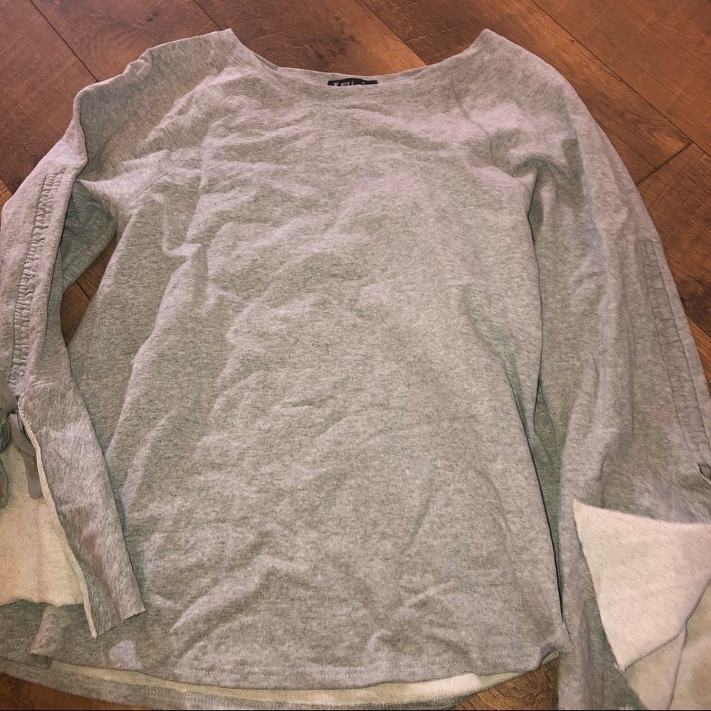 Very J gray sweatshirt with wide sleeves and ties